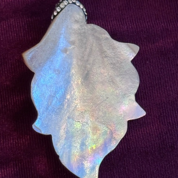 Natural freshwater shell leaf pendant NWT - Picture 6 of 8